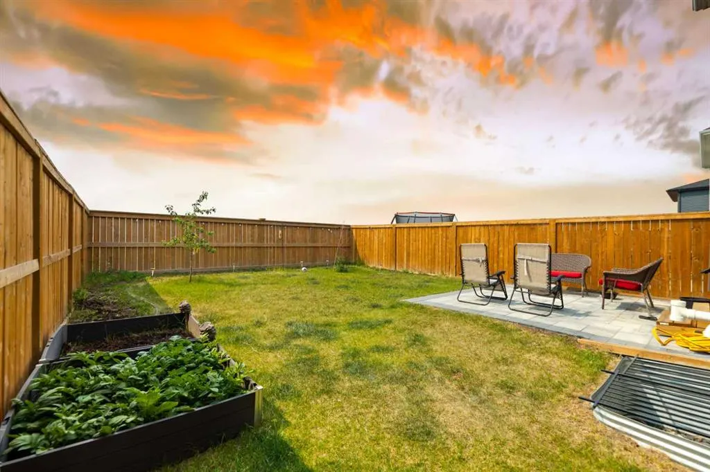 385 Corner Meadows Way NE