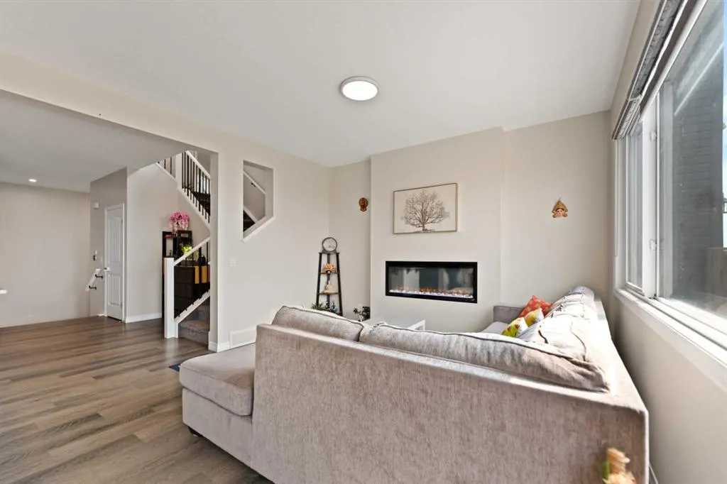 385 Corner Meadows Way NE