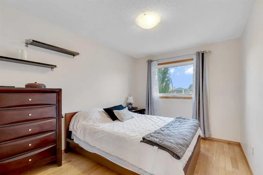 118 Hawkville Close NW