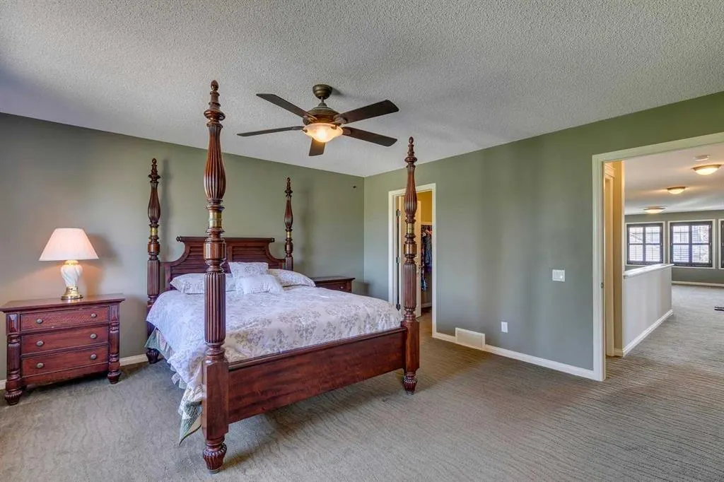 2 Autumn Grove SE