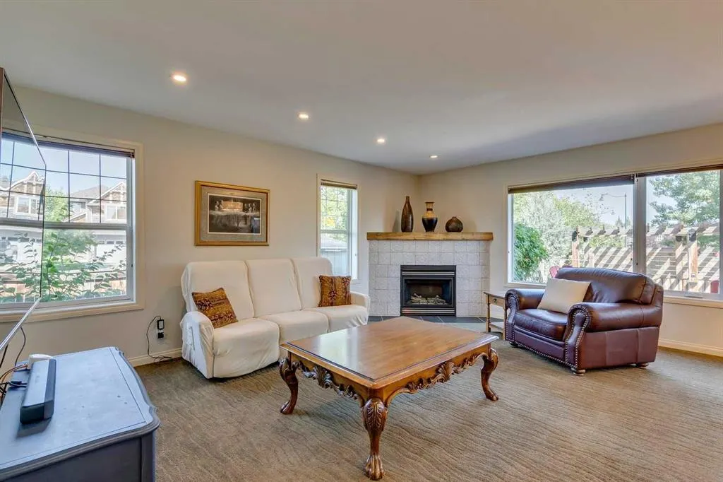 2 Autumn Grove SE