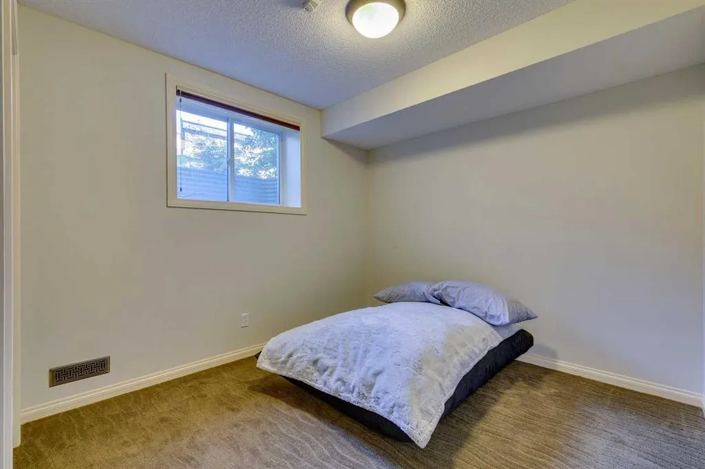 2 Autumn Grove SE