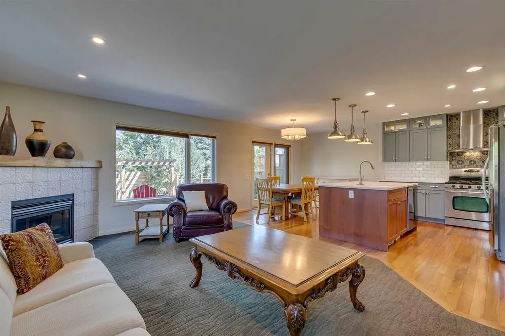 2 Autumn Grove SE