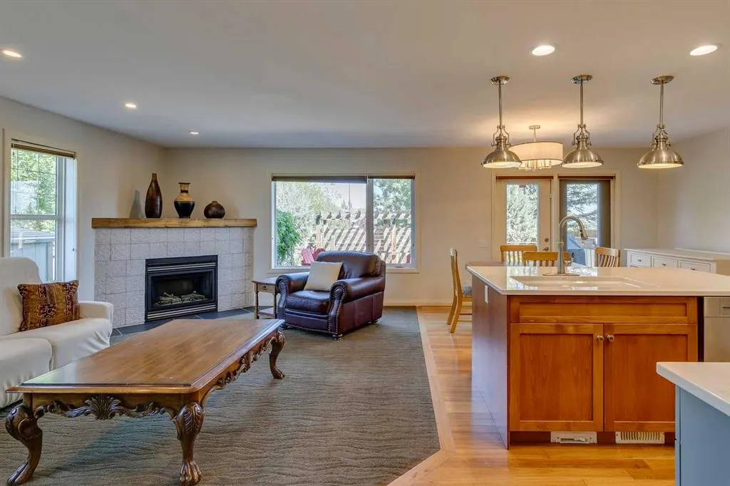 2 Autumn Grove SE
