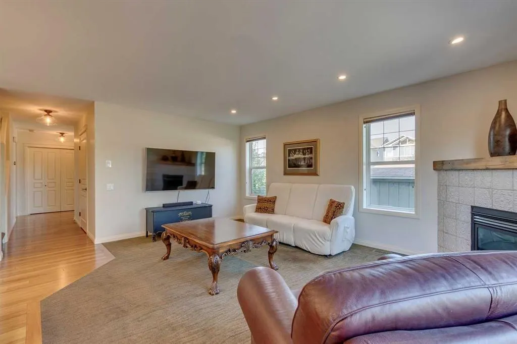 2 Autumn Grove SE