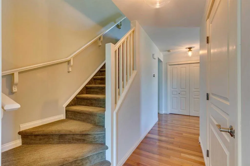 2 Autumn Grove SE