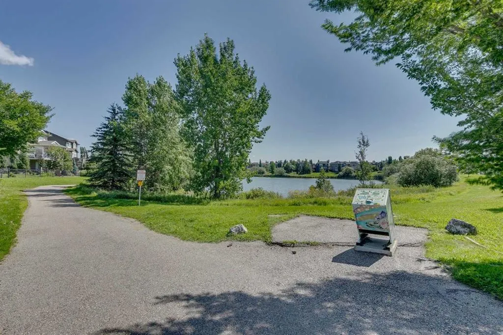 2 Autumn Grove SE