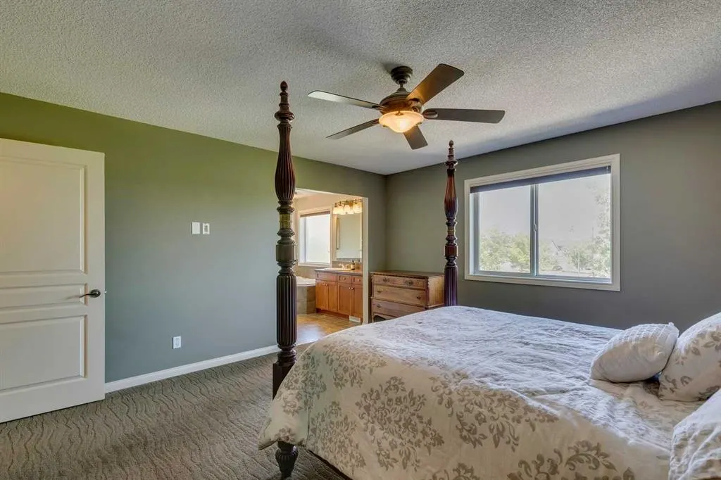 2 Autumn Grove SE