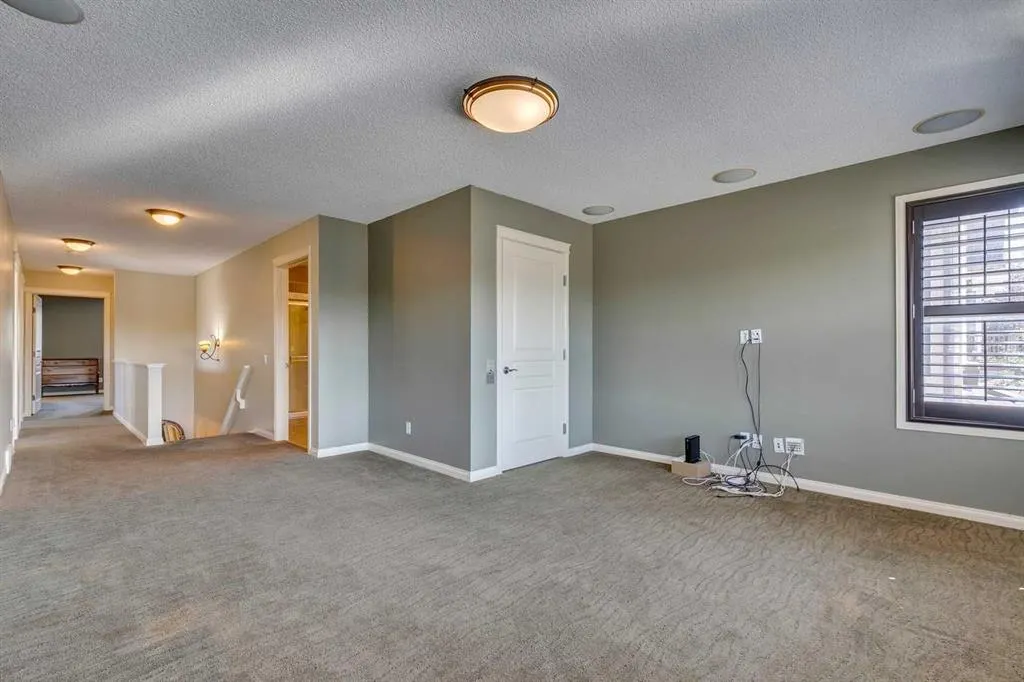 2 Autumn Grove SE