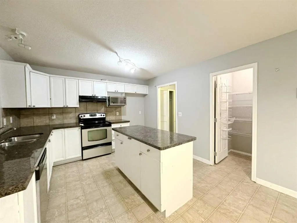 262 Luxstone Road SW