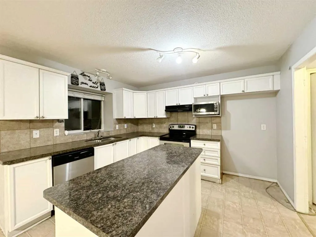 262 Luxstone Road SW