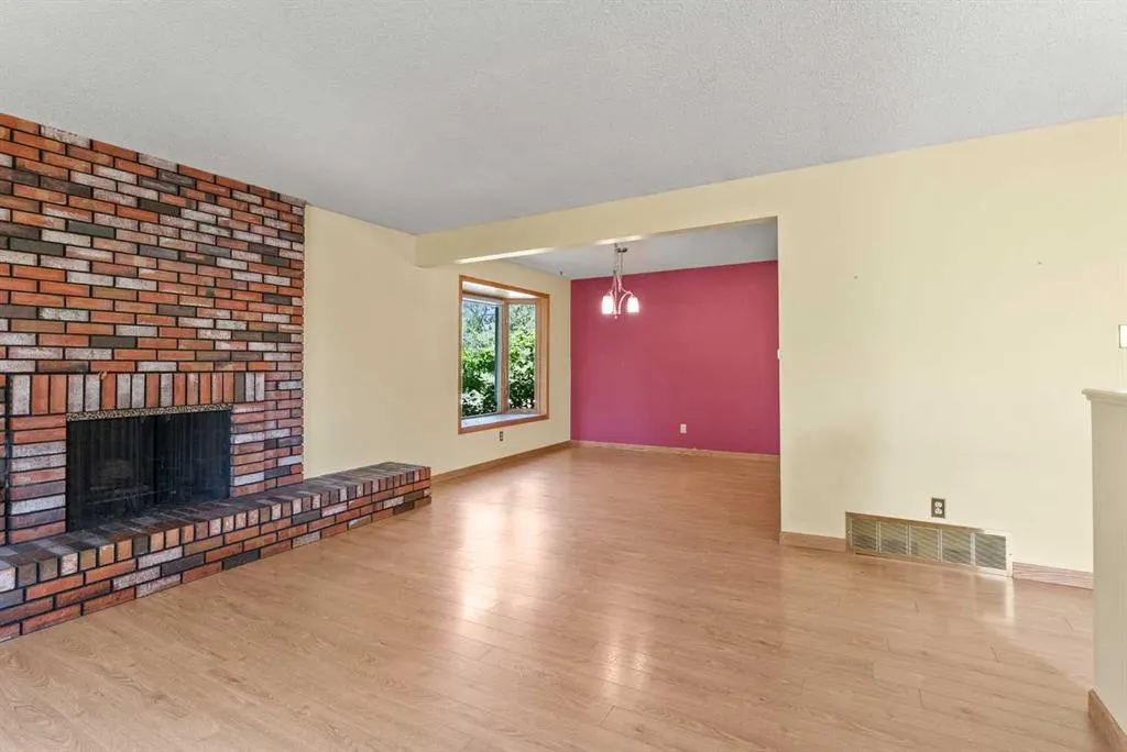 210 Dalgleish Bay NW