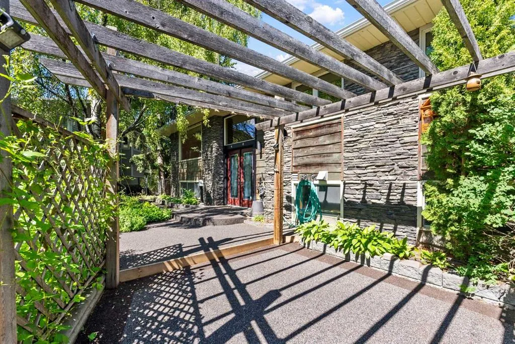 210 Dalgleish Bay NW