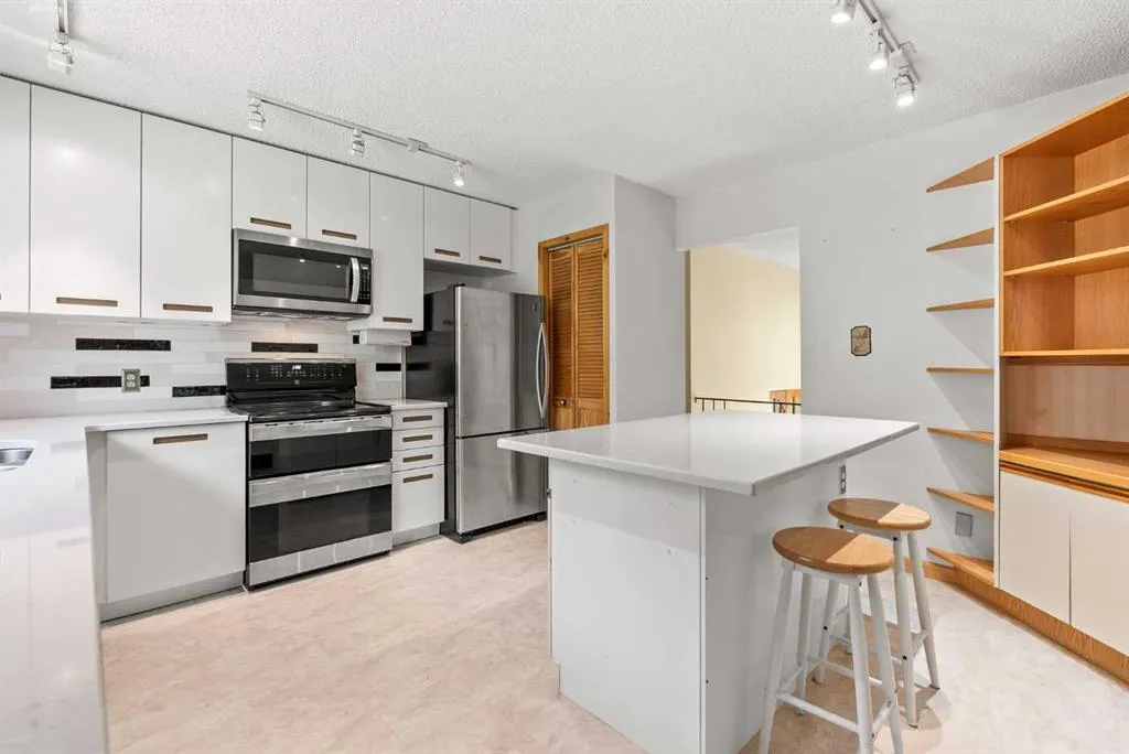 210 Dalgleish Bay NW