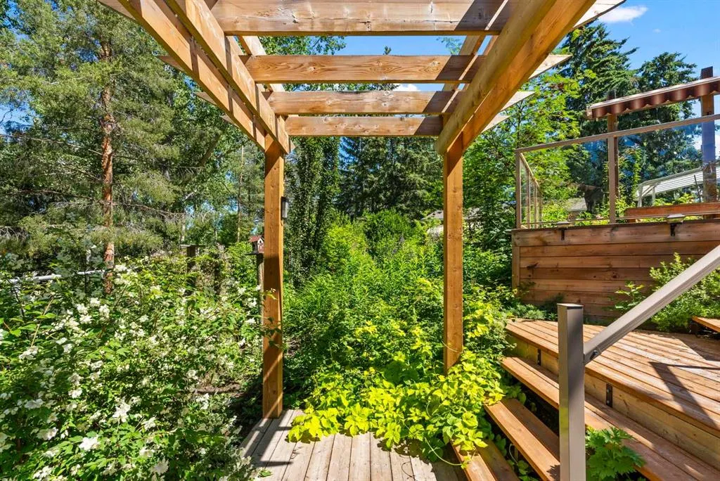 210 Dalgleish Bay NW