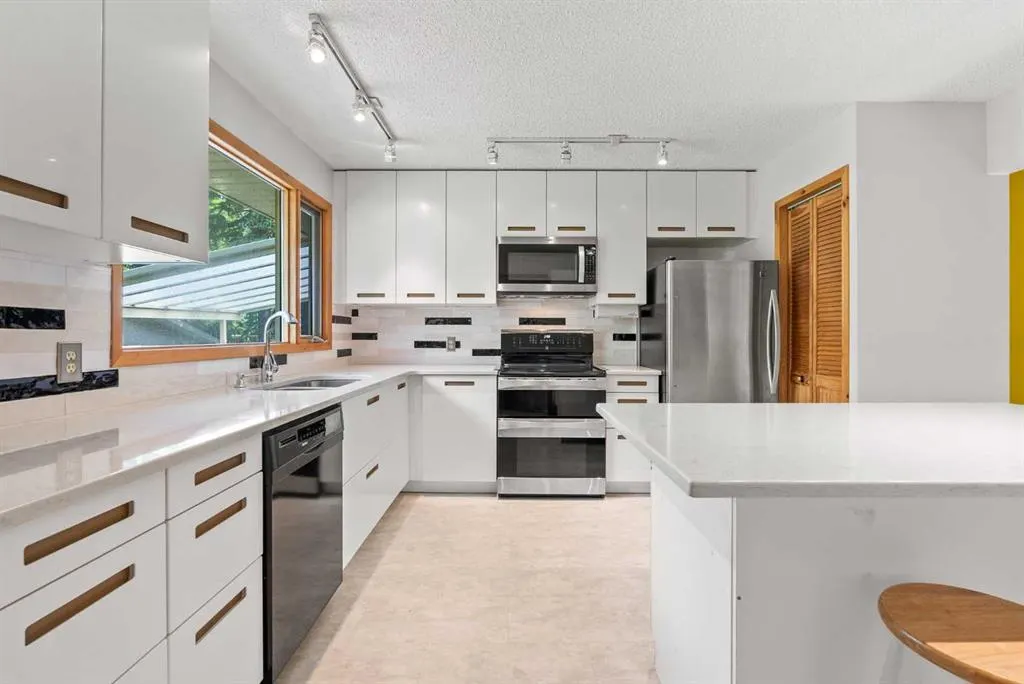 210 Dalgleish Bay NW