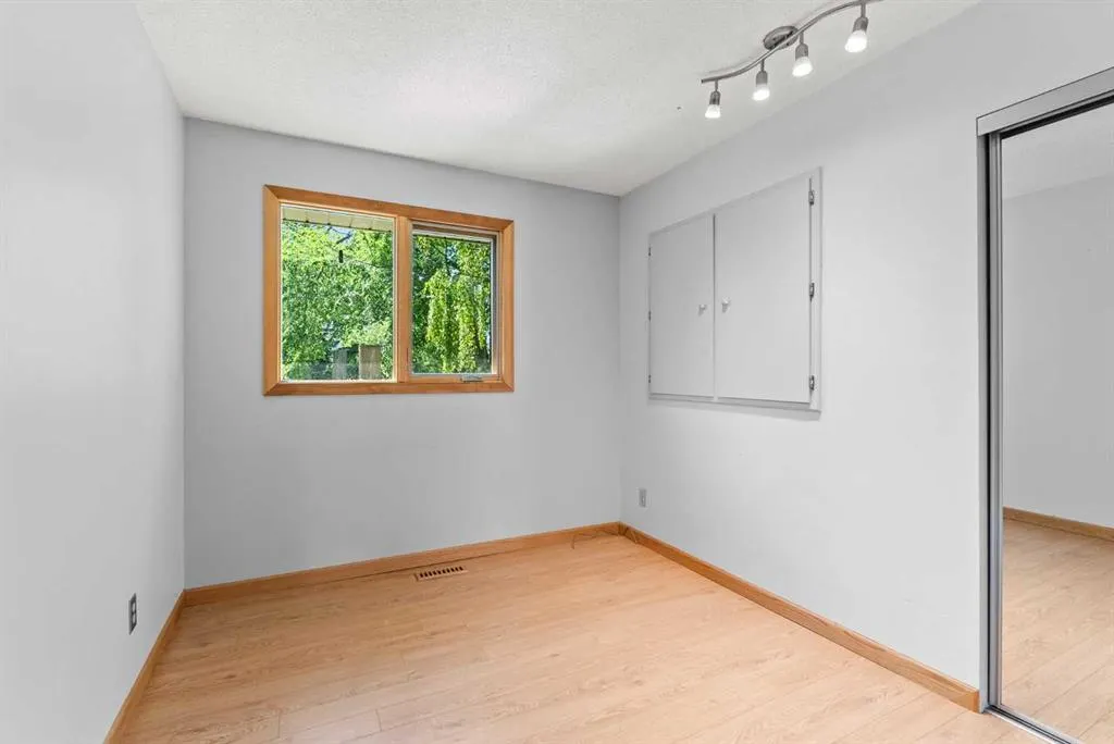 210 Dalgleish Bay NW