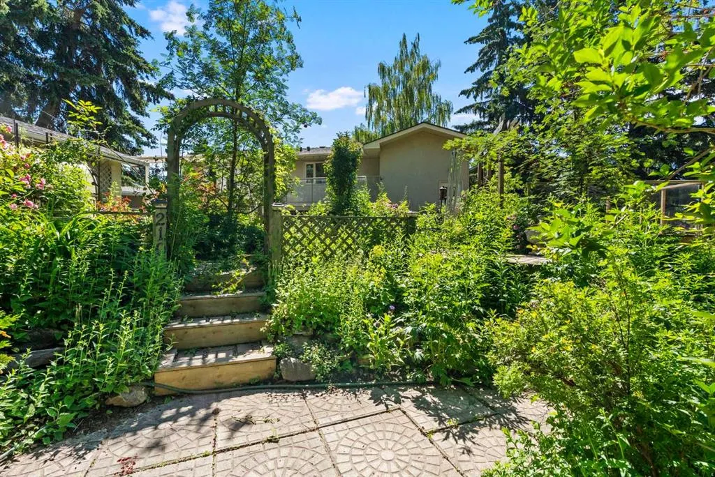 210 Dalgleish Bay NW