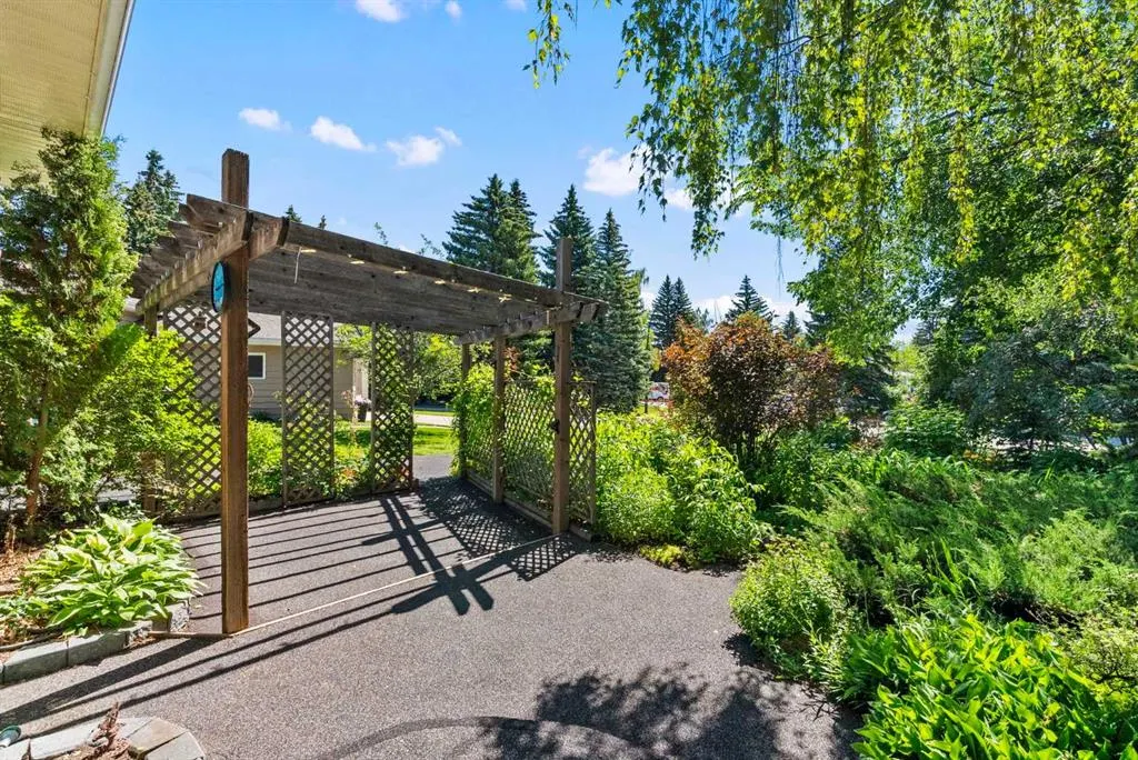 210 Dalgleish Bay NW
