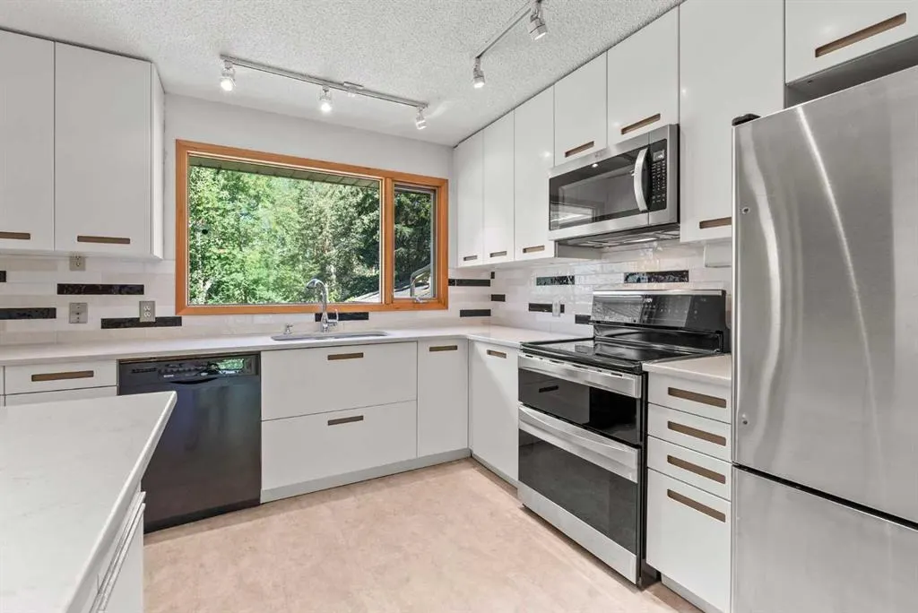 210 Dalgleish Bay NW