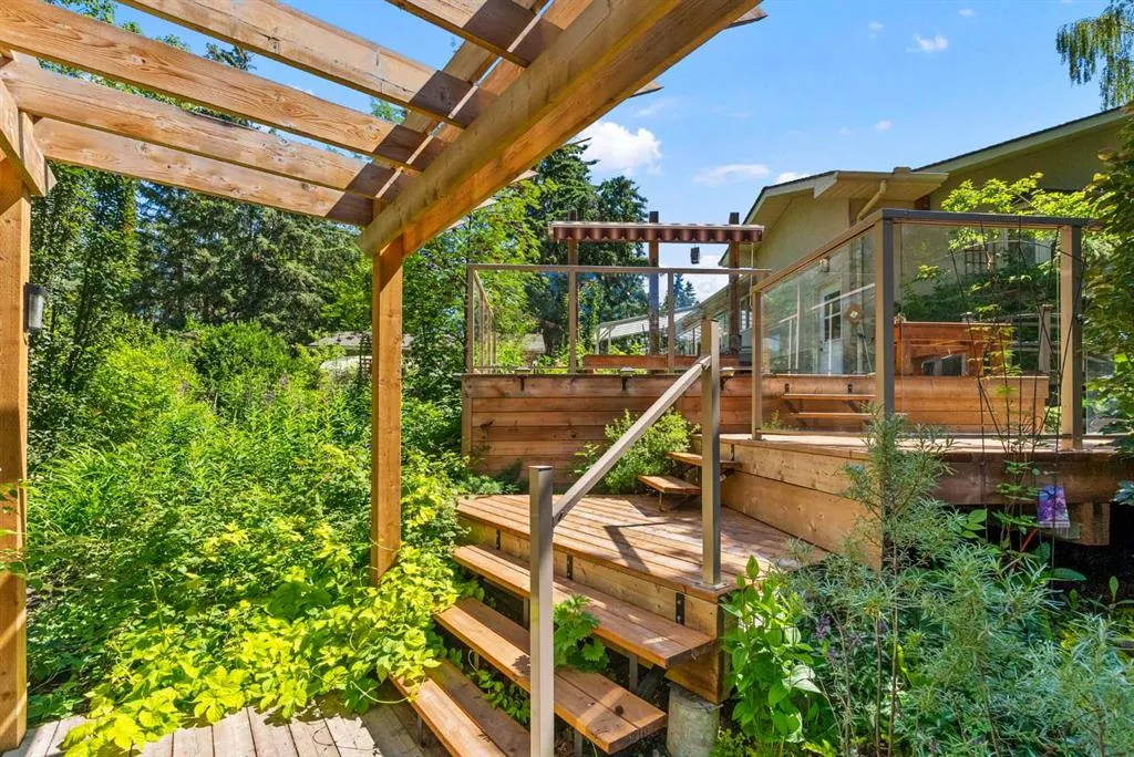 210 Dalgleish Bay NW