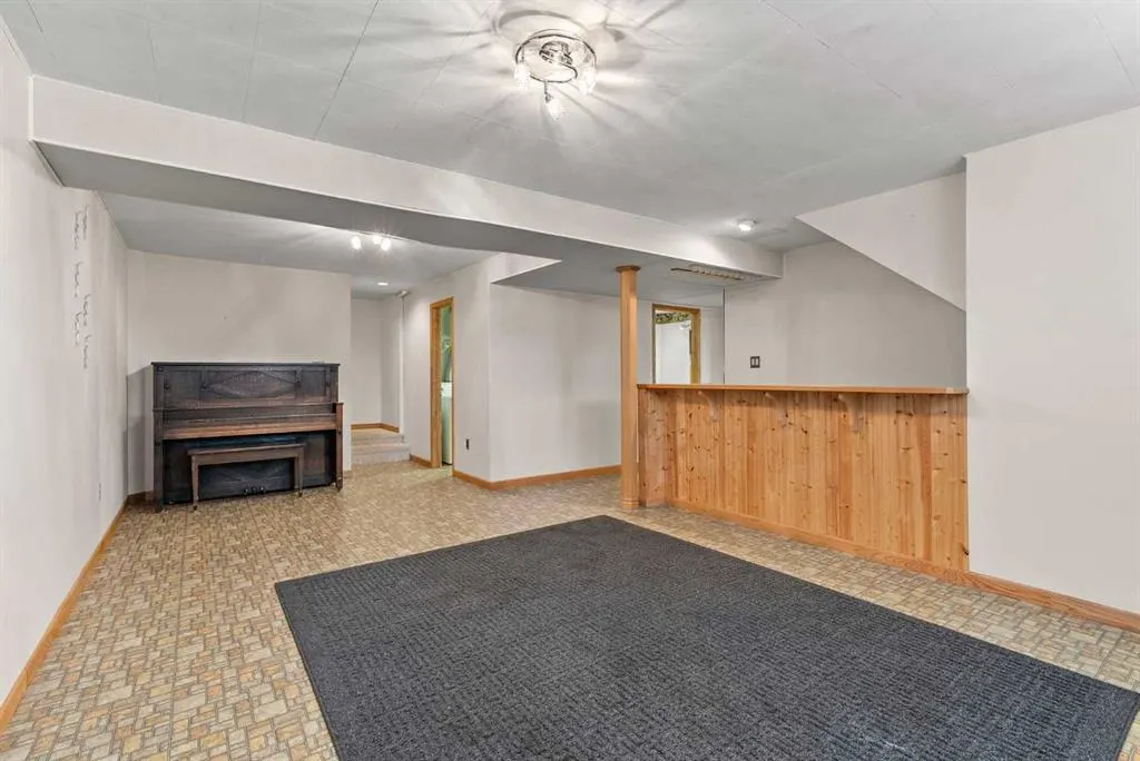 210 Dalgleish Bay NW