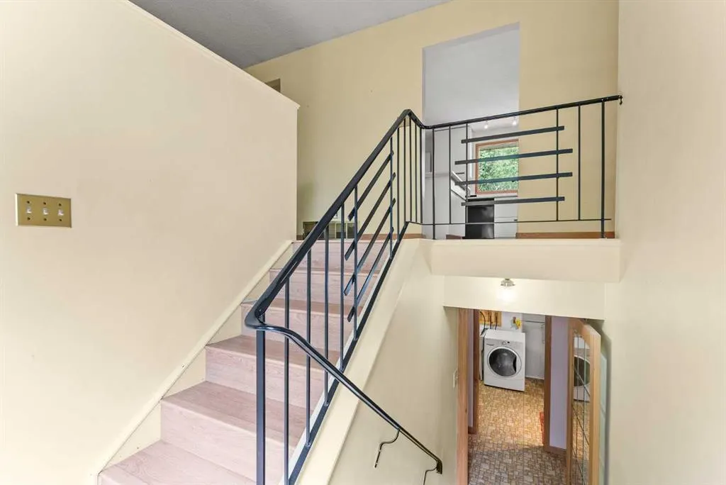 210 Dalgleish Bay NW