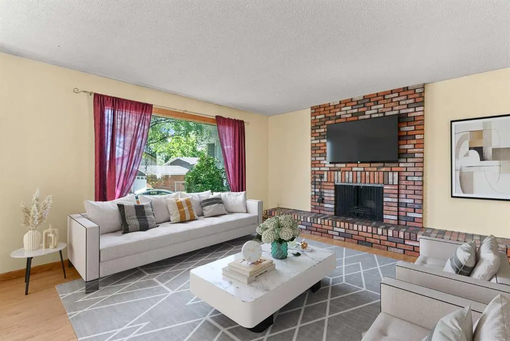210 Dalgleish Bay NW