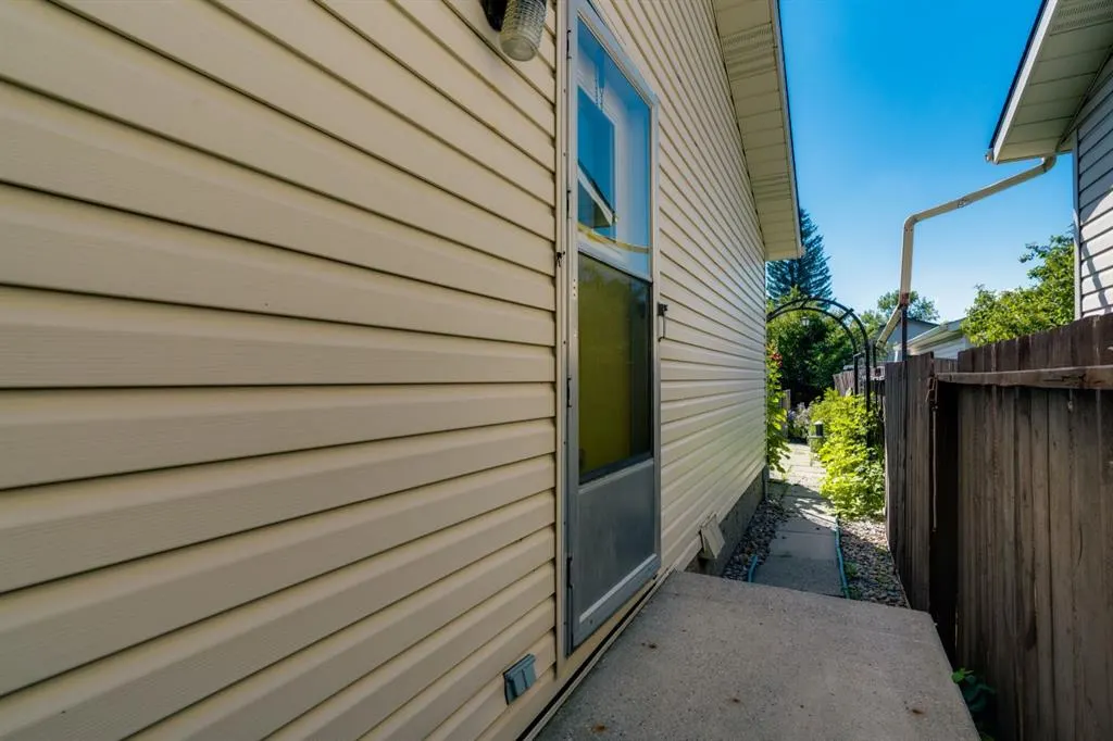 127 Falshire Way NE