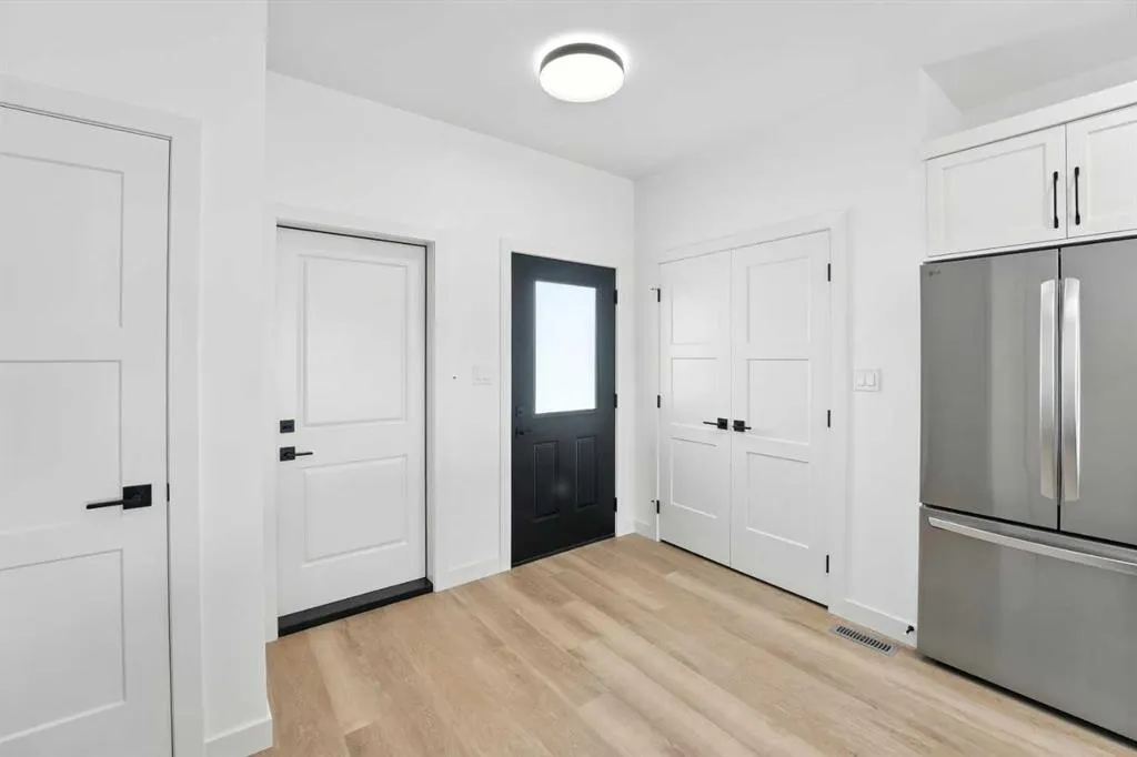 42 Earl Close