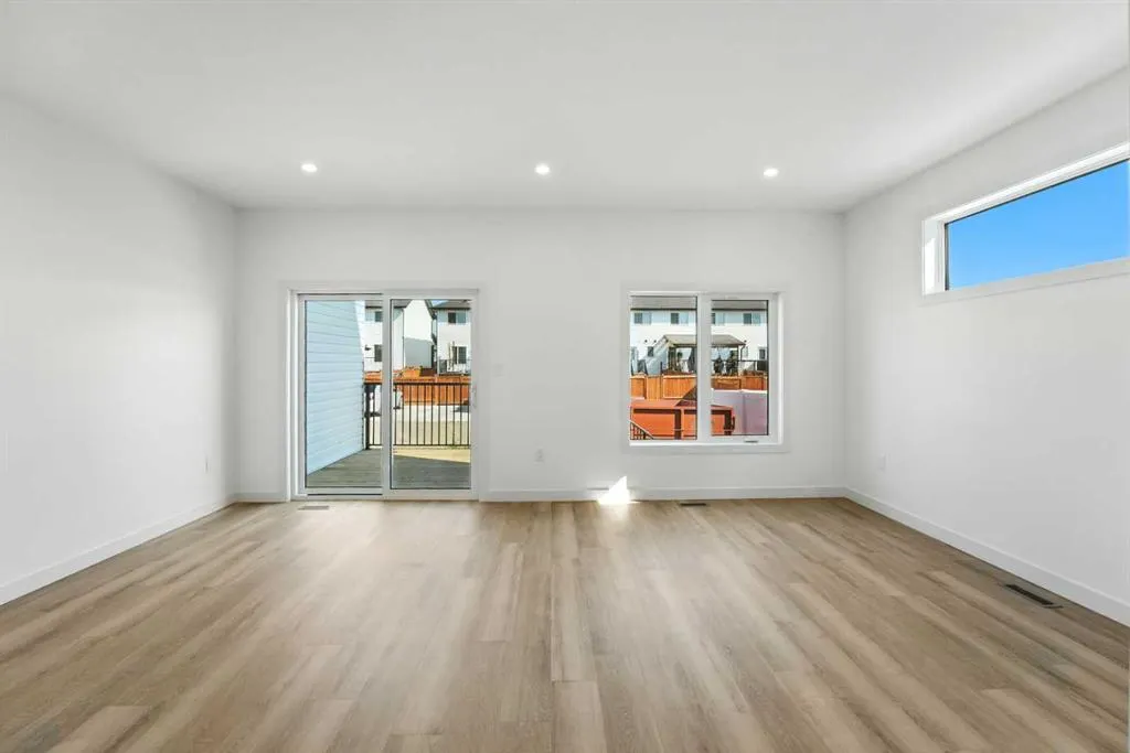 42 Earl Close