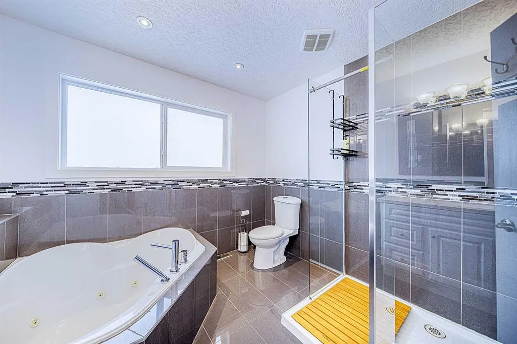 104 Hawktree Green NW