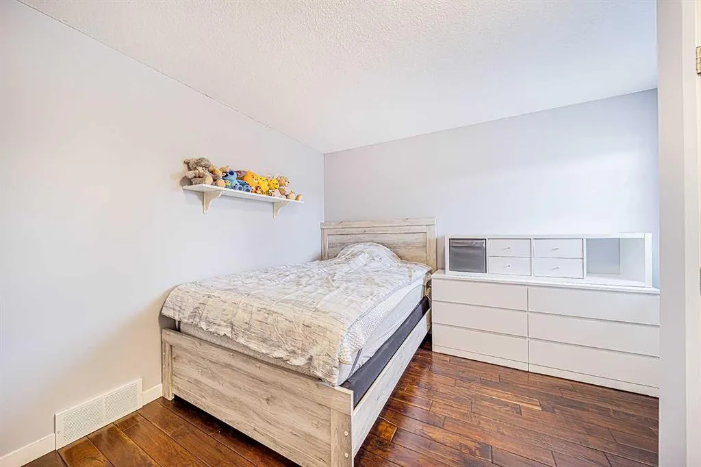 104 Hawktree Green NW