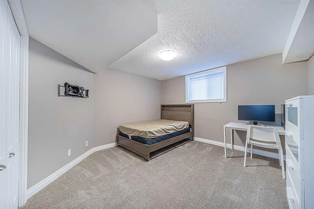 104 Hawktree Green NW
