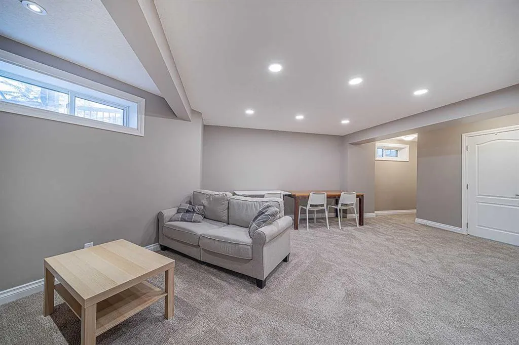 104 Hawktree Green NW