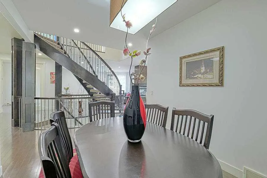 16 Rockcliff Point NW