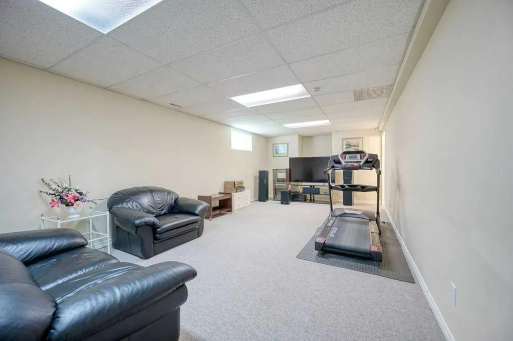 81 Edgevalley Way NW