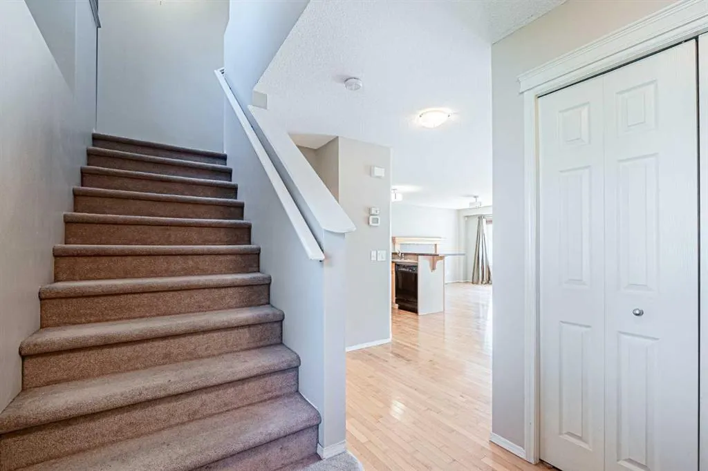 280 Panora Close NW