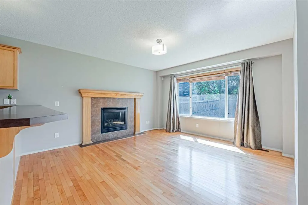 280 Panora Close NW