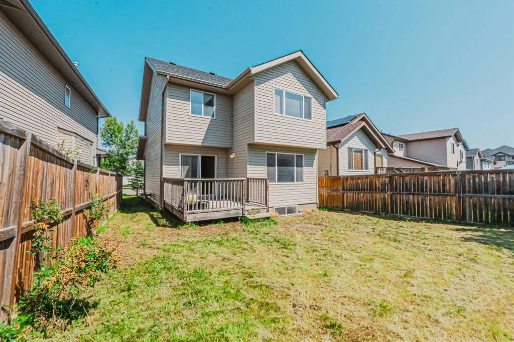 280 Panora Close NW