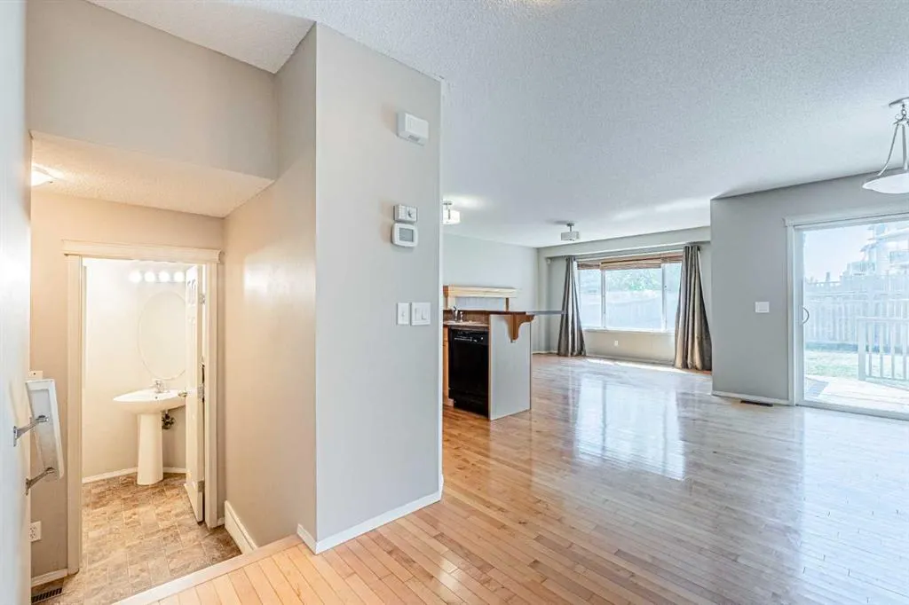 280 Panora Close NW