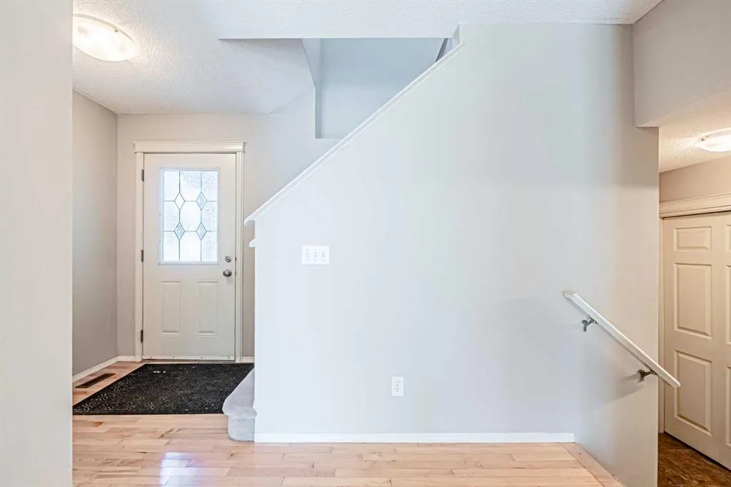 280 Panora Close NW