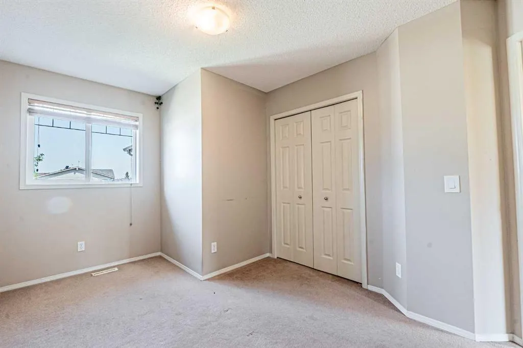 280 Panora Close NW