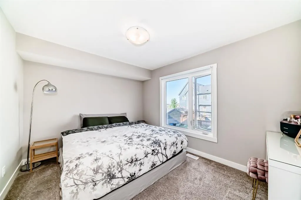 172 Livingston Common NE