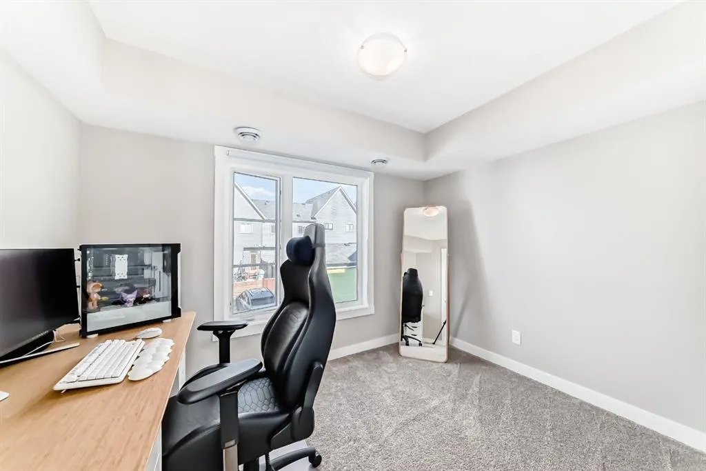 172 Livingston Common NE