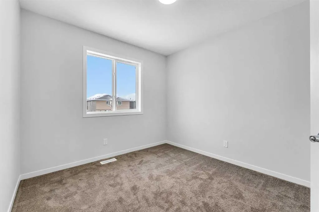 87 Corner Glen Manor NE