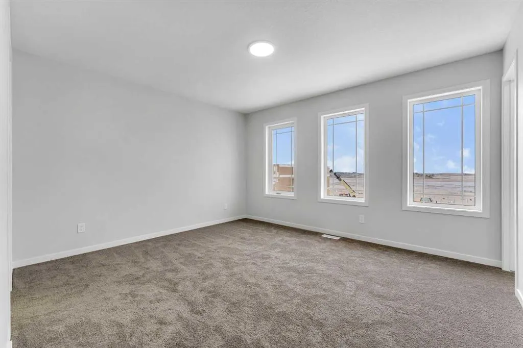 87 Corner Glen Manor NE