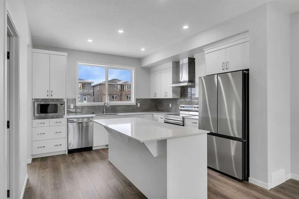 87 Corner Glen Manor NE