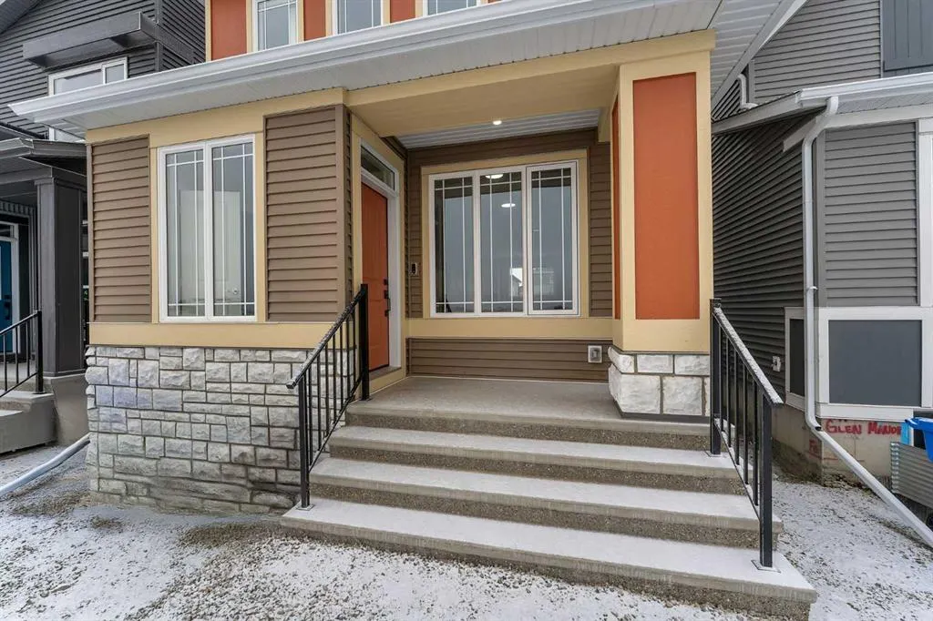 87 Corner Glen Manor NE