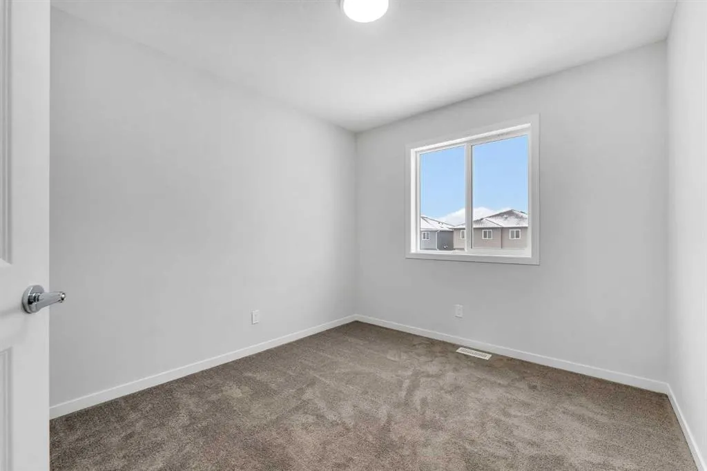 87 Corner Glen Manor NE